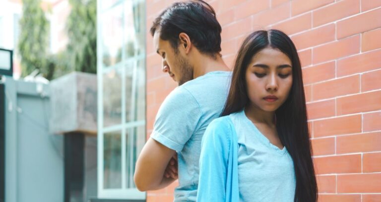 Read more about the article Why Emotionally Unavailable People Keep Finding You (and How to Break the Cycle)