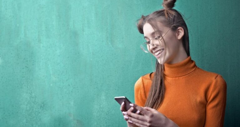 Read more about the article 7 Texts That Make Your Crush Think About You All Day